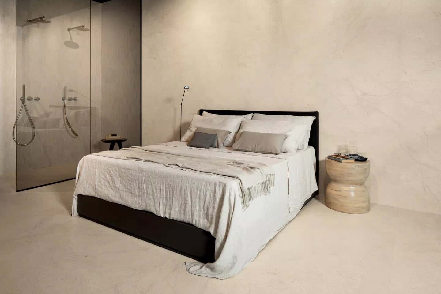 Foto de quarto com porcelana com efeito pedra da marca Florim, coleção Biotech na cor Crema stone