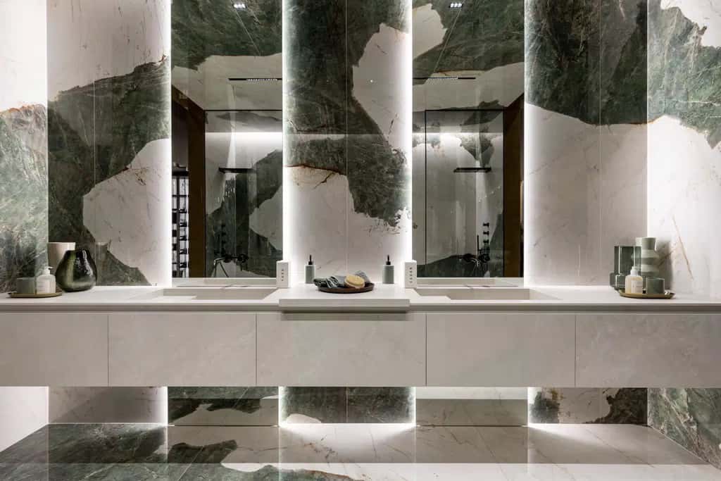 Casa de banho com paredes e chão em pedra mármore da marca Florim, coleção Marble, na cor Aqua