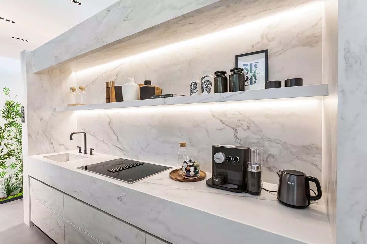 Cozinha com bancada em pedra mármore da marca Florim, coleção Marble