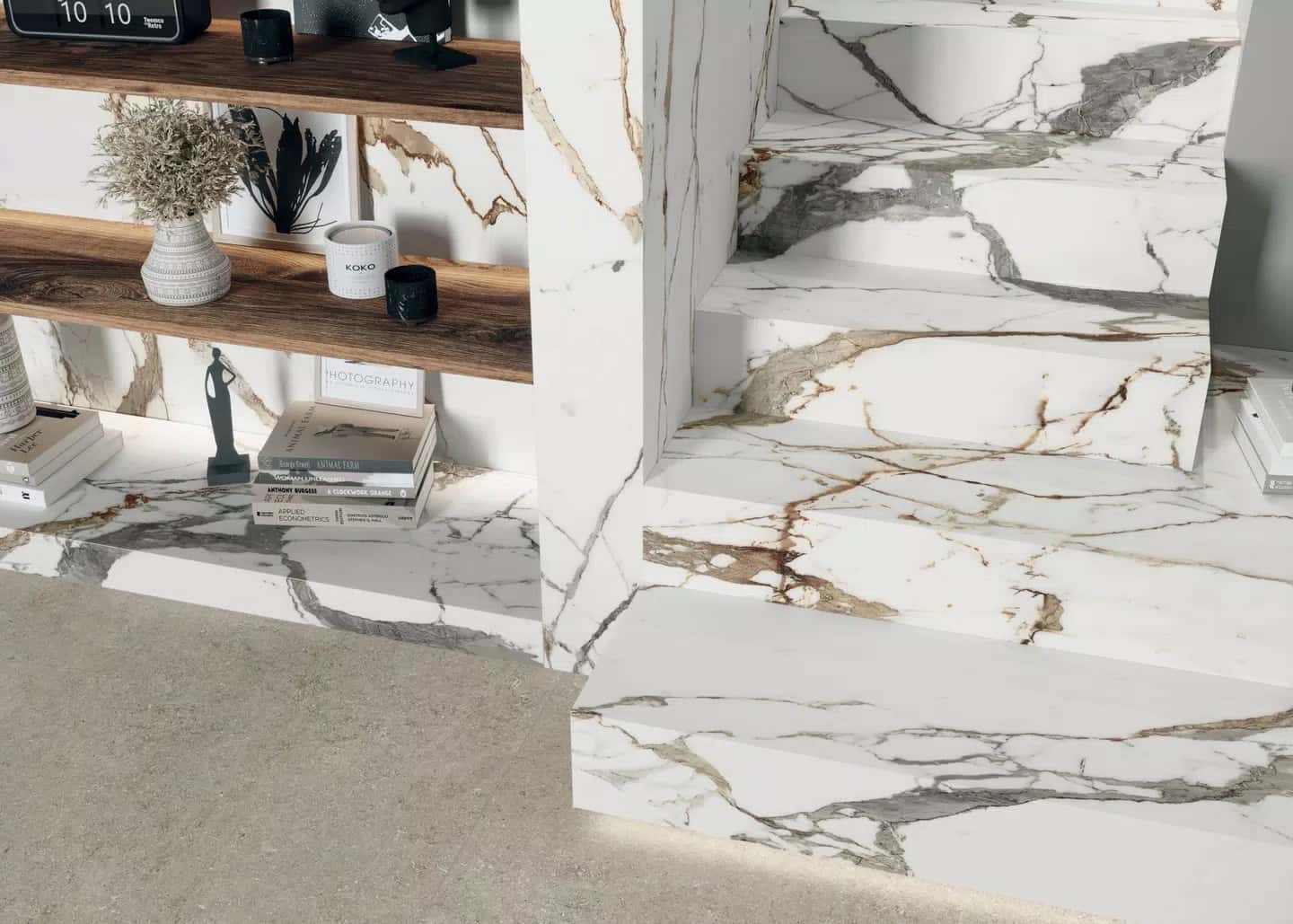 Pormenor de prateleiras e degraus em pedra mármore da marca Florim, coleção Marble, na cor Eternal gold