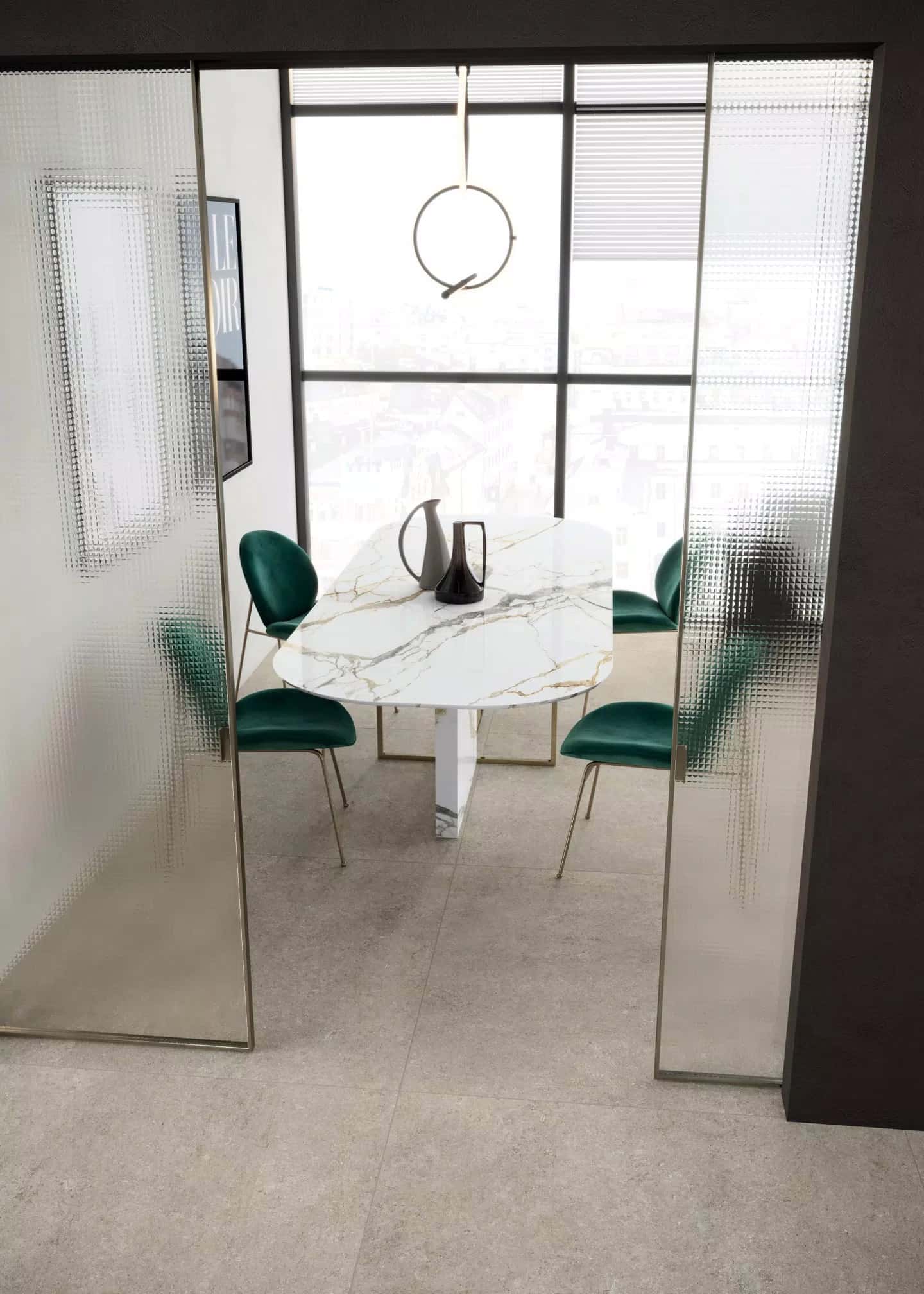 Sala de reuniões com mesa em pedra mármore da marca Florim, coleção Marble, na cor Eternal gold