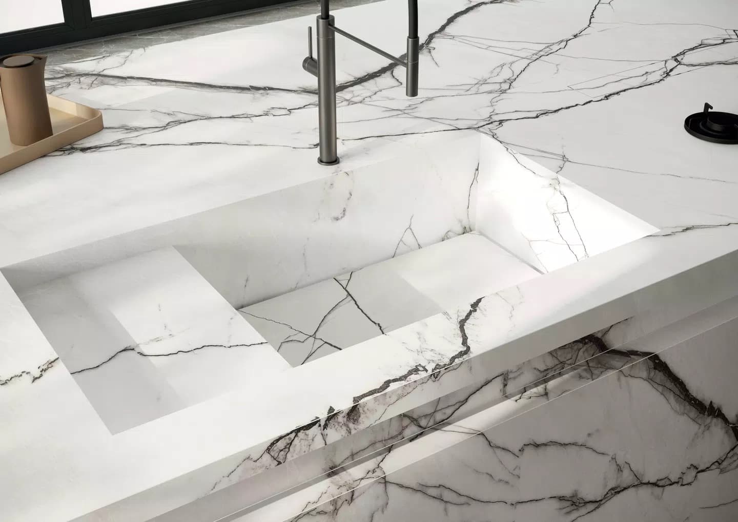 Cozinha com bancada e lava-loiça em pedra mármore da marca Florim, coleção Marble, na cor Marble breach